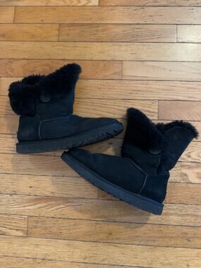 UGG Australia Bailey Button Boots Black Sheepskin Suede Women’s Size 9 5803